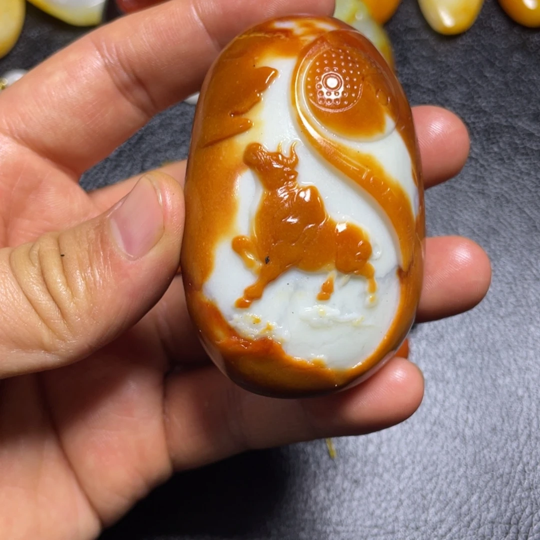 王***涵和田玉未镶嵌颈饰