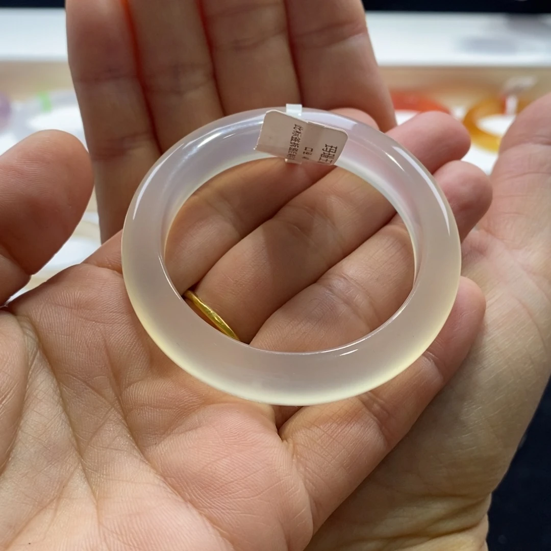 玛瑙/玉髓手镯未镶嵌.**。