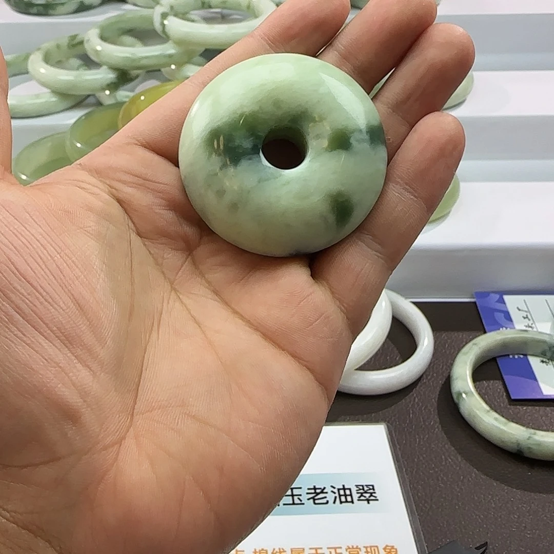 透闪石-蛇纹石玉未镶嵌颈饰