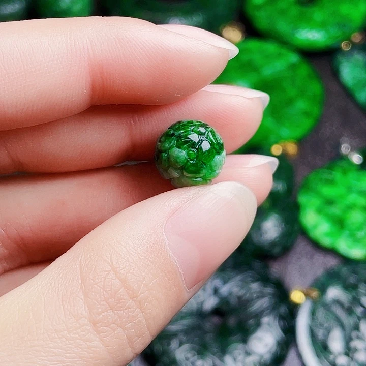 翡翠未镶嵌颈饰多样性