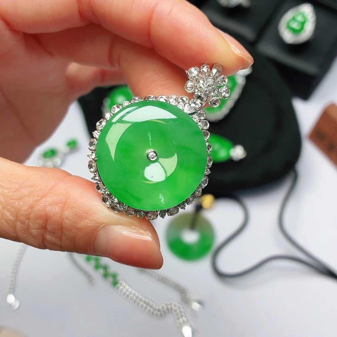 翡翠18K金镶嵌戒指