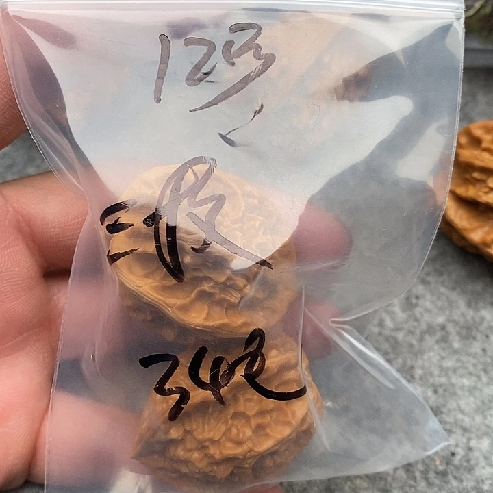 文玩核桃吊坠三棱