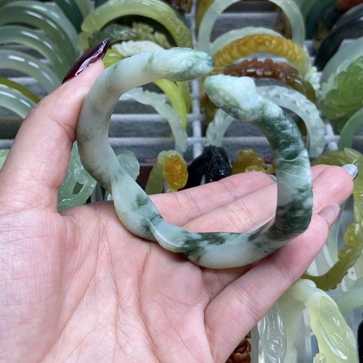 蛇纹石玉手镯未镶嵌