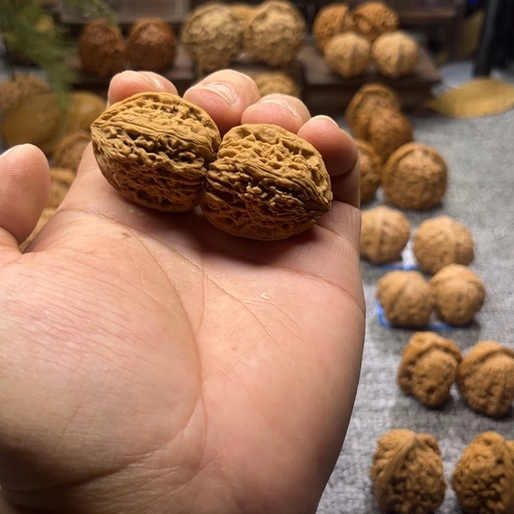 文玩核桃把件逐鹿南疆手捻黄