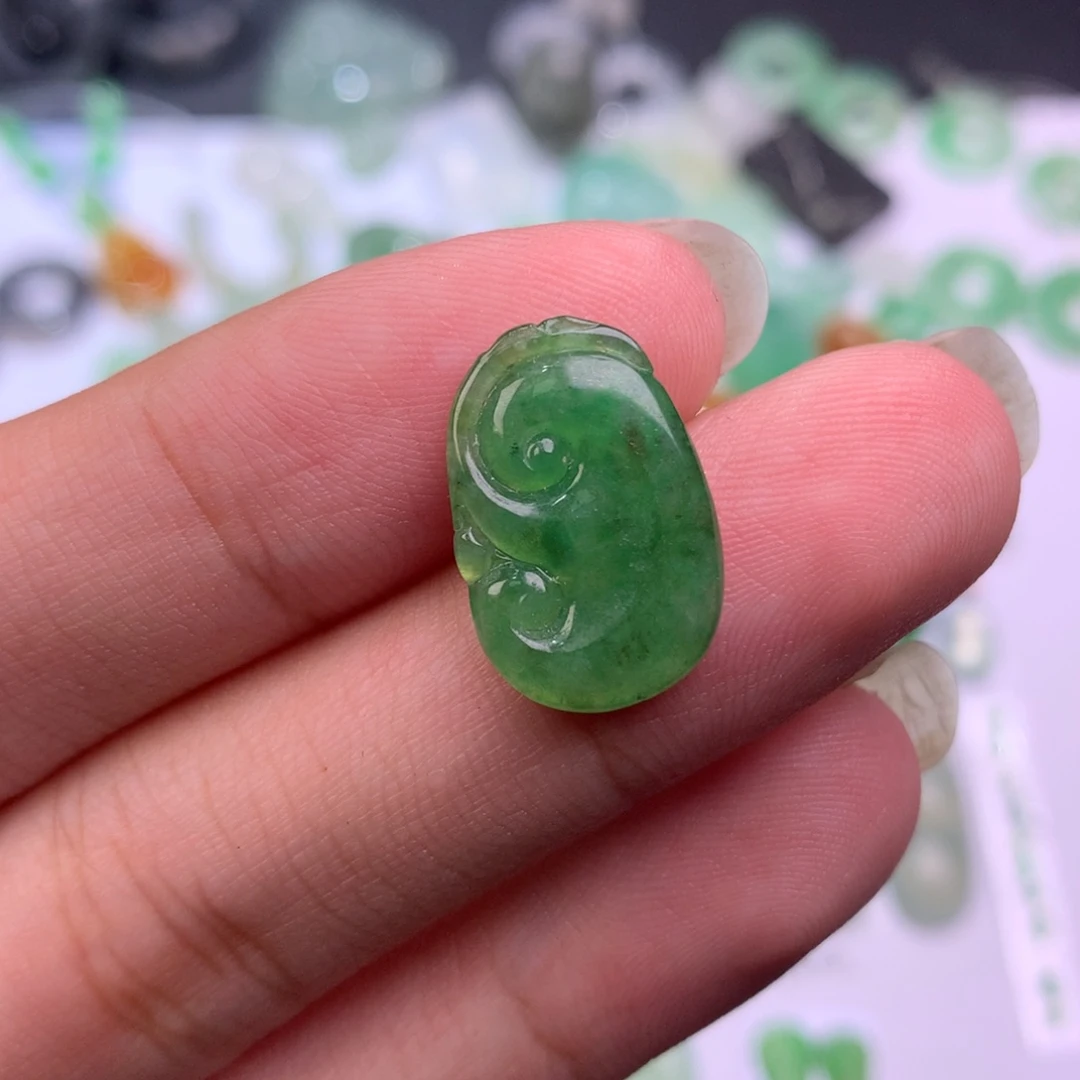 翡翠未镶嵌颈饰如意