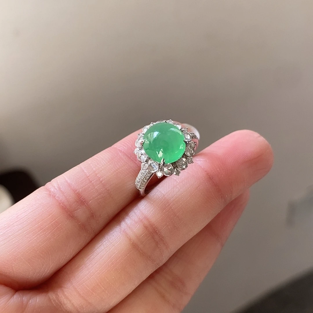 翡翠颈饰18K金镶嵌小馒头晴绿蛋面戒指