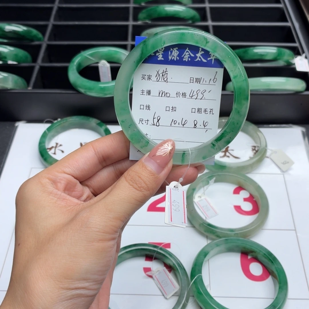 **** 石英岩玉未镶嵌手镯