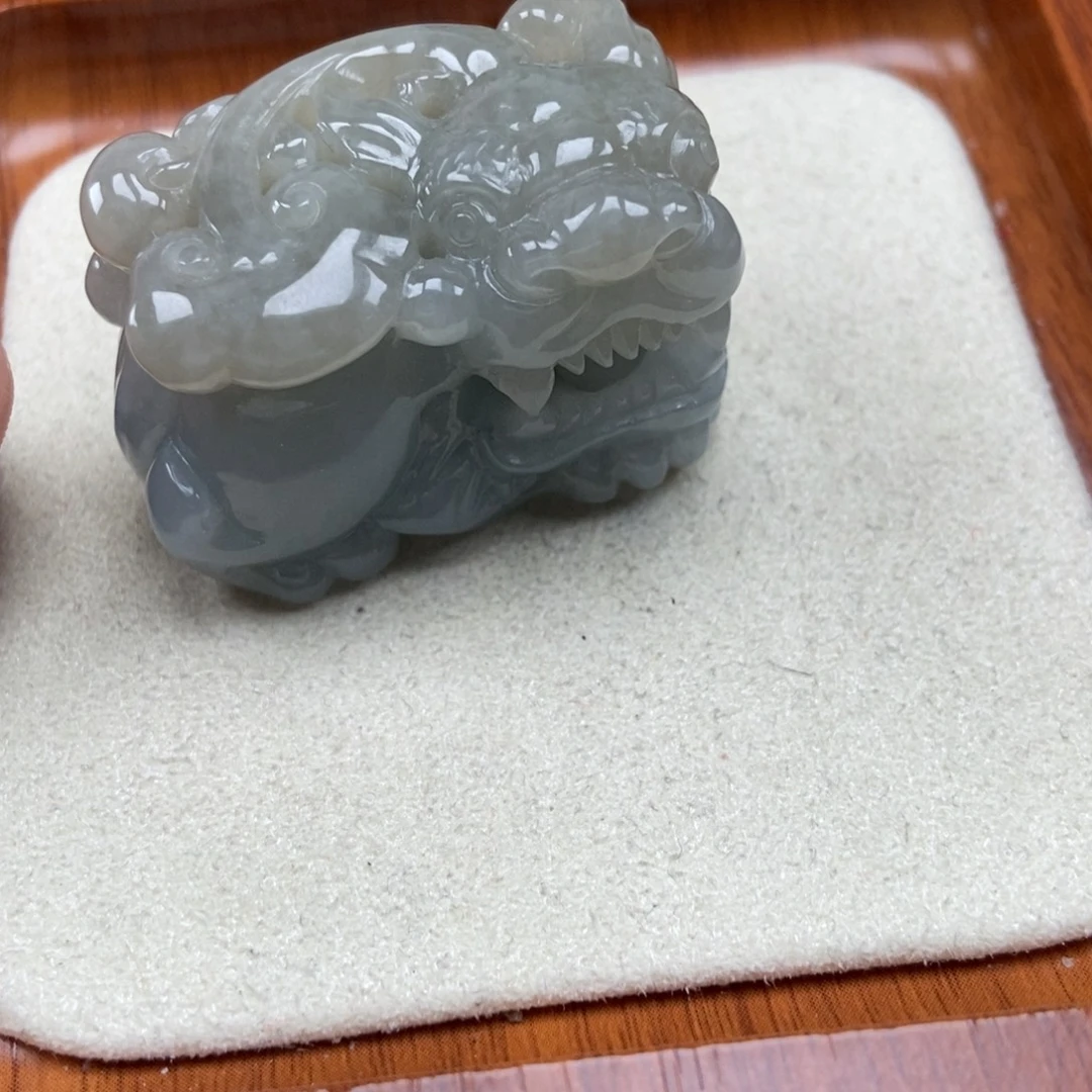 翡翠未镶嵌颈饰霸王