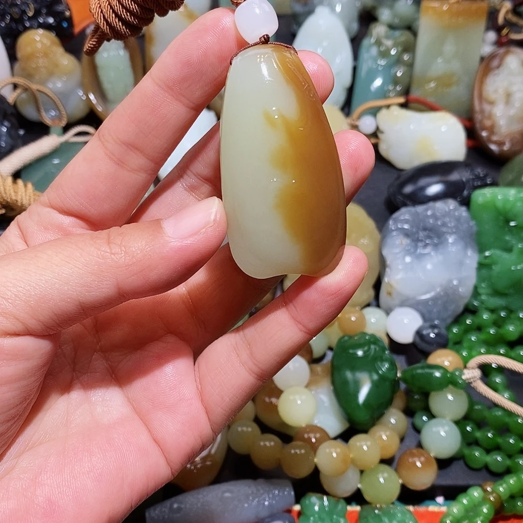 和田玉挂件未镶嵌美**情