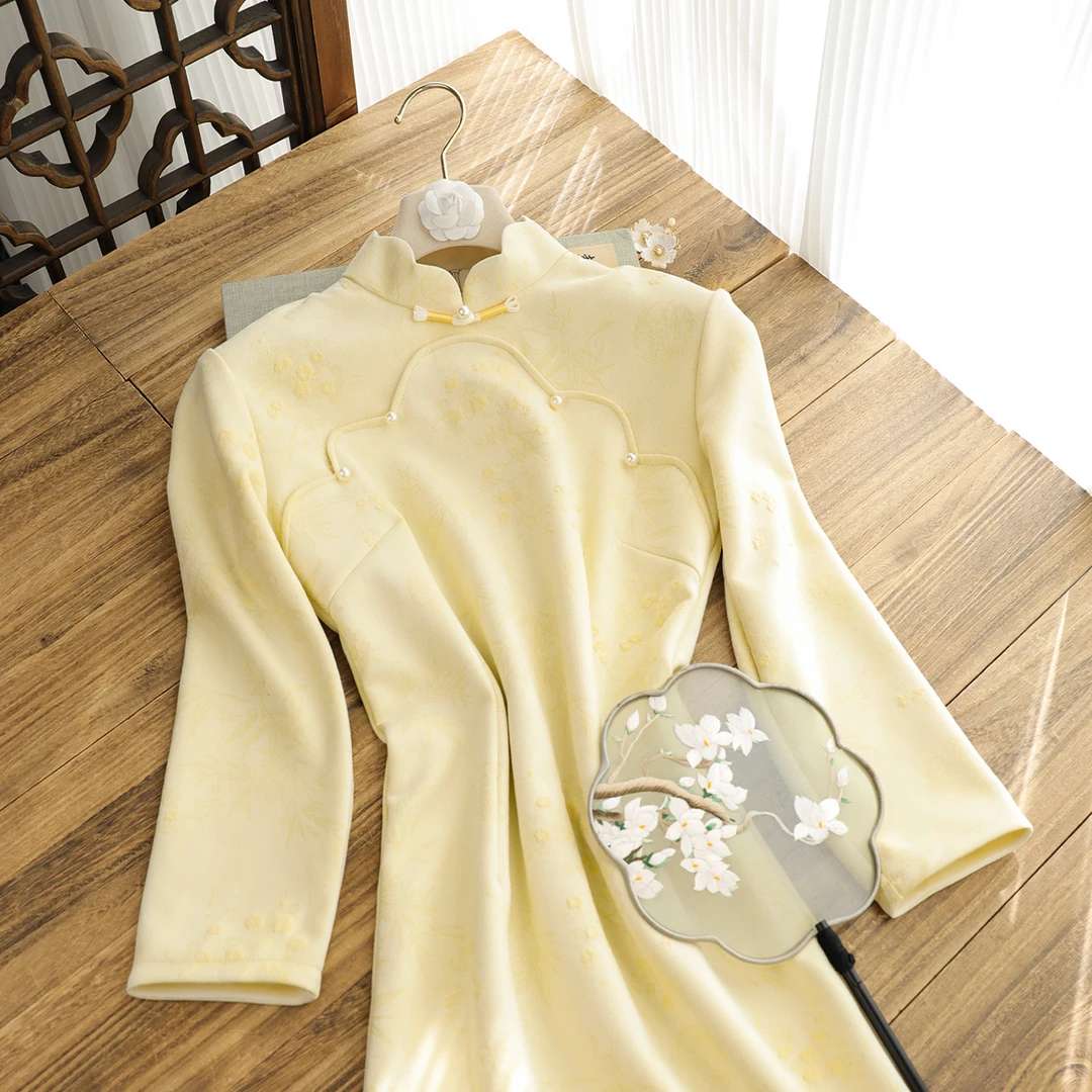 俏娘鱼黄色优雅新中式长袖麂皮绒旗袍女2025冬新款日常可穿年轻款