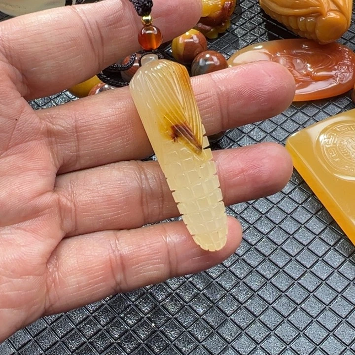 石英质玉（黄龙玉）颈饰未镶嵌