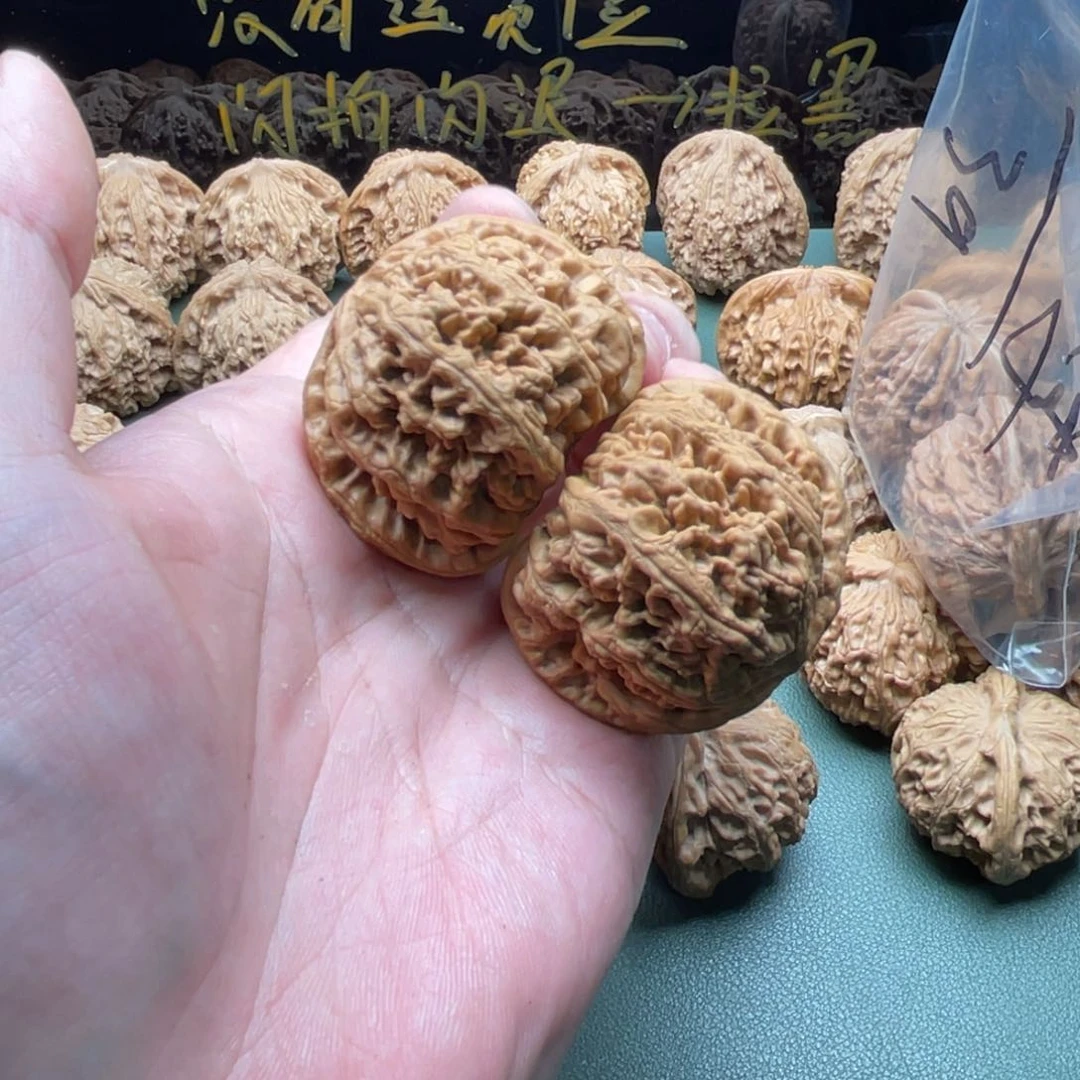 核桃把件h****y45大粗筋，已经打底