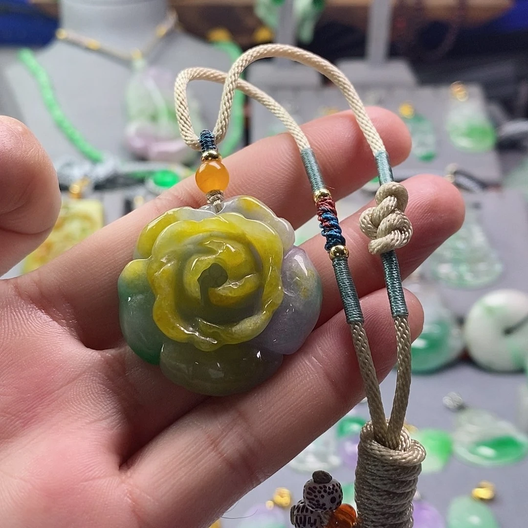 翡翠未镶嵌吊坠(赠链)