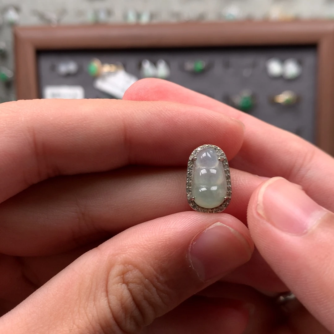 翡翠未镶嵌颈饰你是