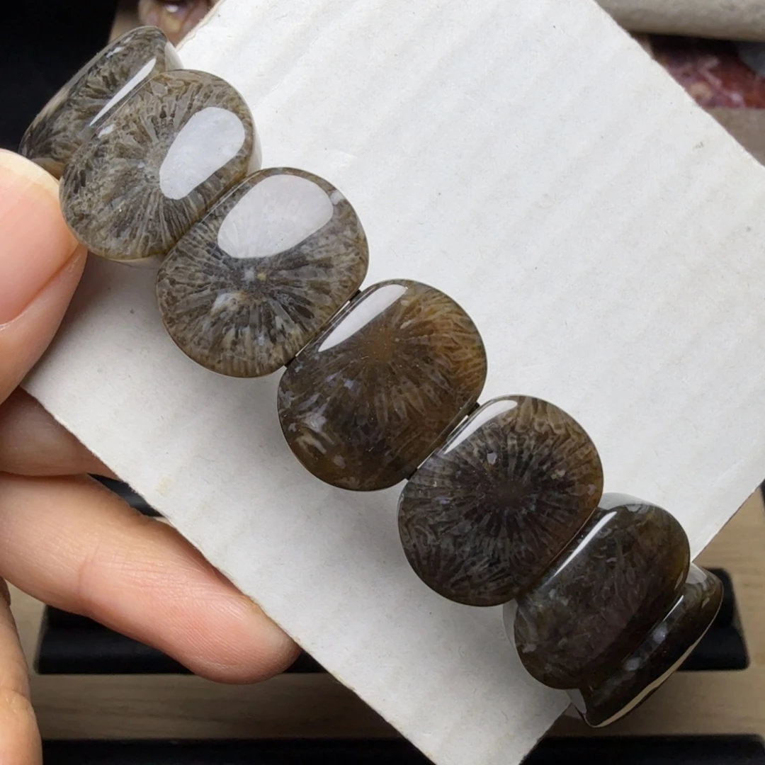 硅化玉未镶嵌很稀少：绿黑冰大花，完好