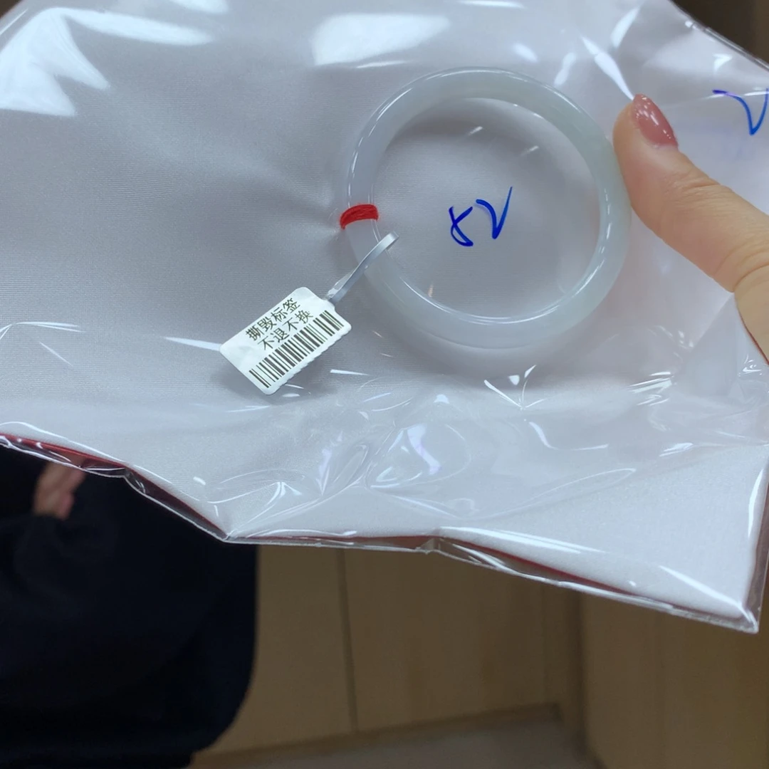 翡翠手镯未镶嵌不退不换