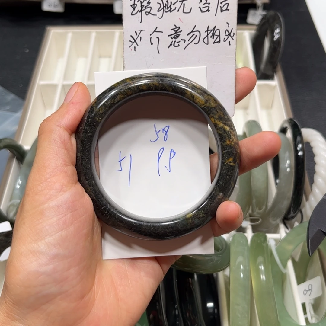 蛇纹石玉未镶嵌手镯