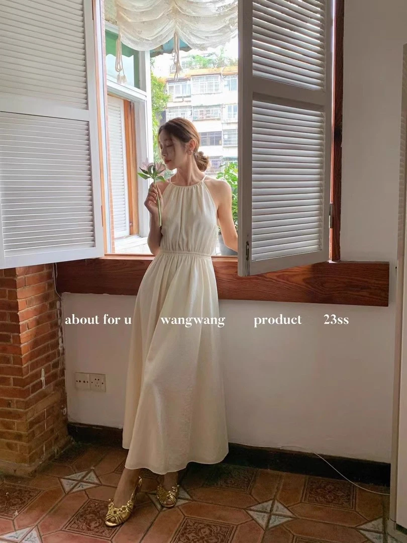 气质设计挂脖吊带连衣裙女夏季2025新款杏色收腰褶皱小个子长裙子