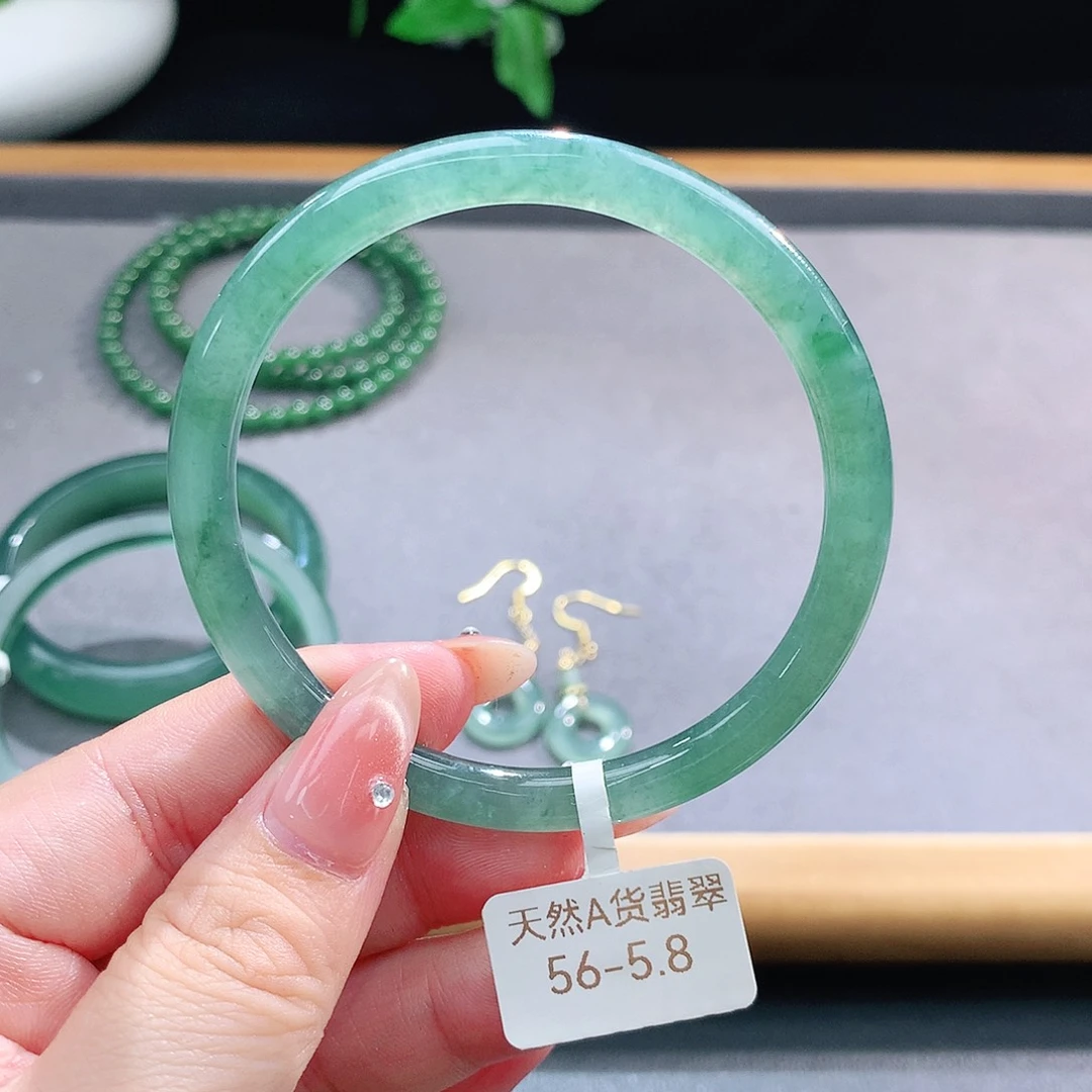 未镶嵌手镯（圆镯）翡翠