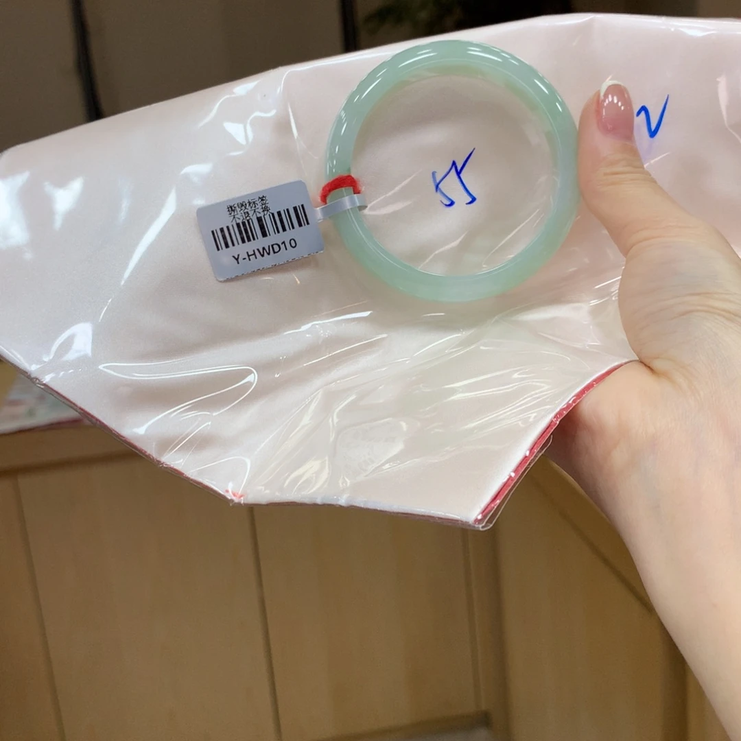 翡翠手镯未镶嵌不退不换