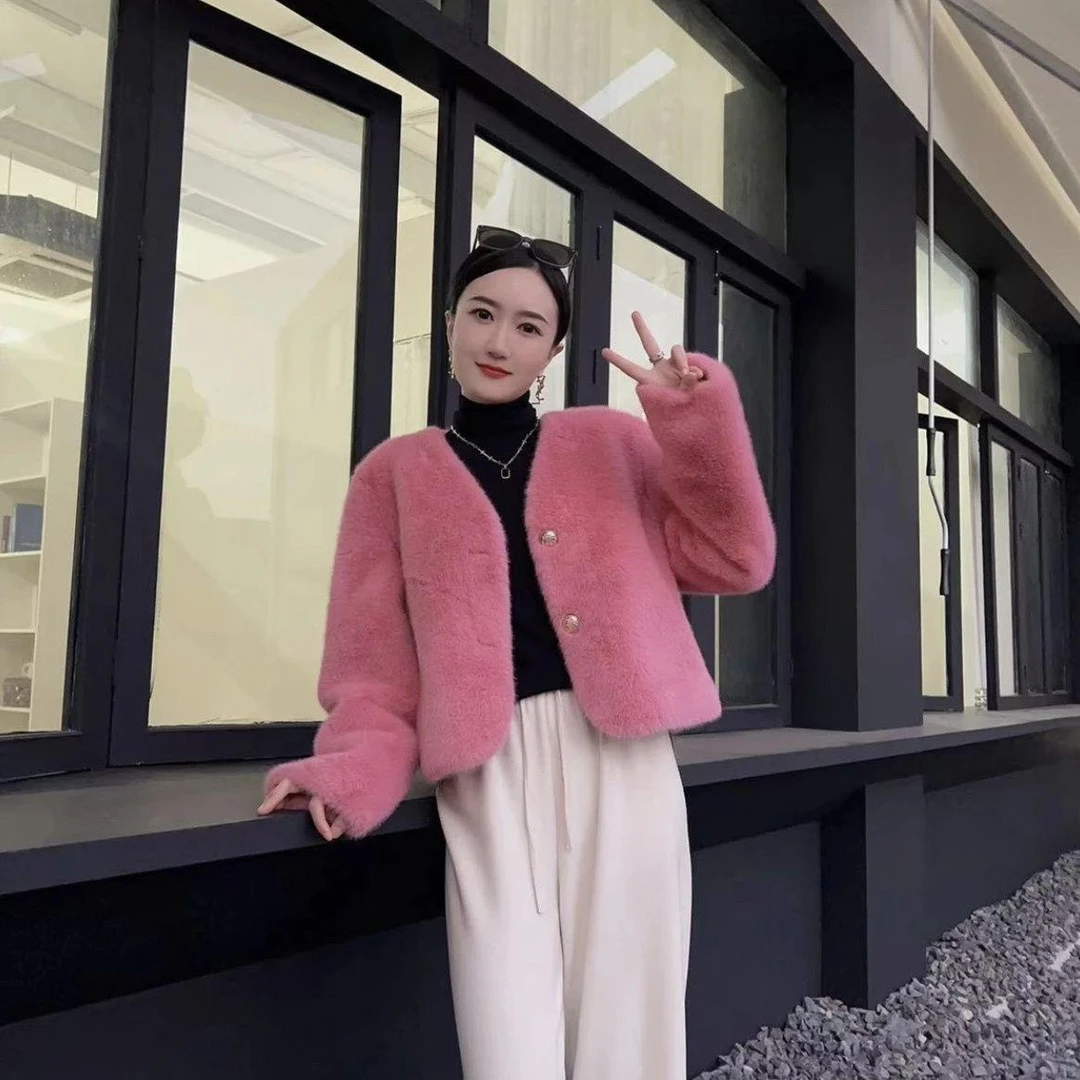 女装时尚网红百搭气质轻奢女士秋冬小香风粉色短款休闲毛绒设计师