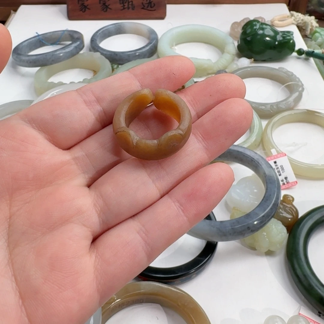 布****颈饰未镶嵌和田玉定制