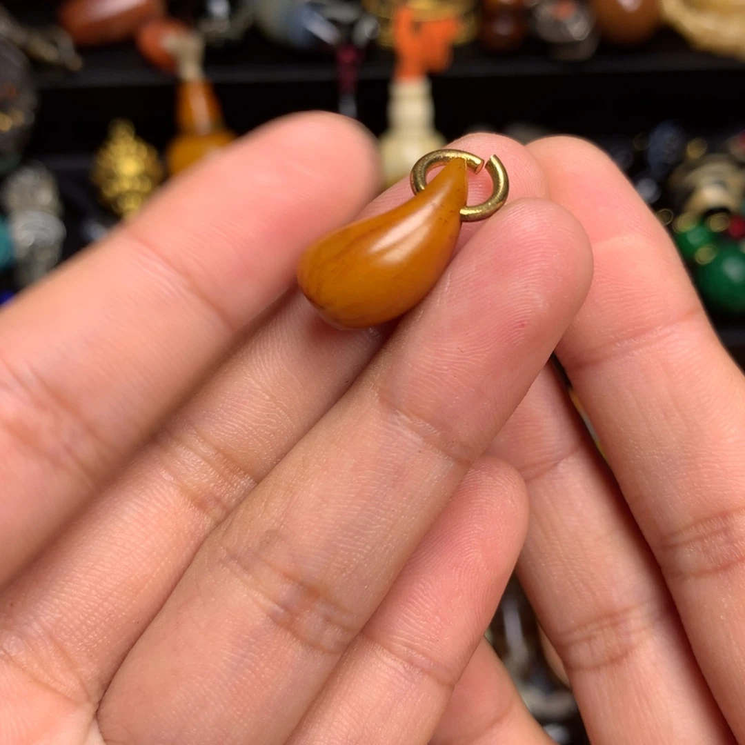 焦***”泥塑藏传文玩。小配饰。