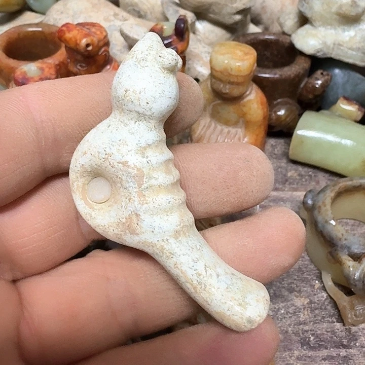 蛇纹石玉颈饰未镶嵌