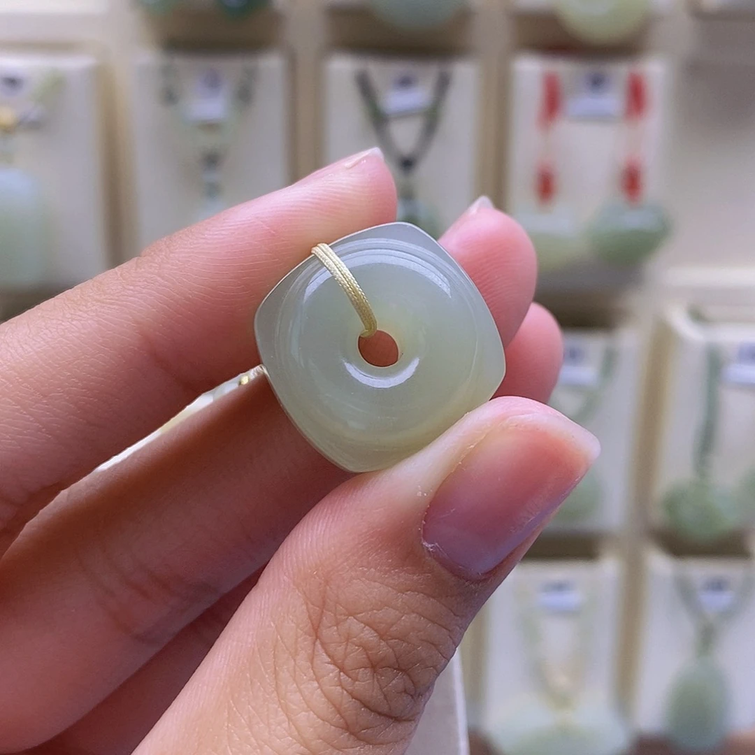 小***宝和田玉未镶嵌颈饰