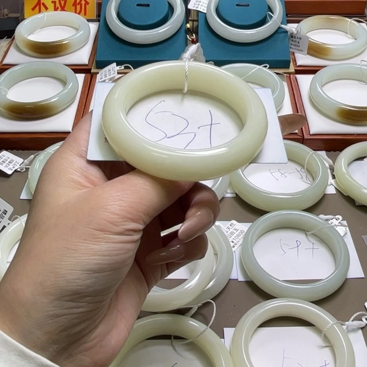 和田玉未镶嵌手镯