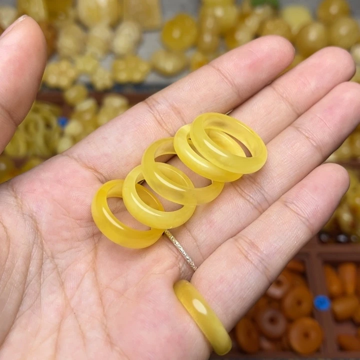 蜜蜡未镶嵌珠宝奇石鸡油黄满蜜妖花戒圈一个 按内径挑选