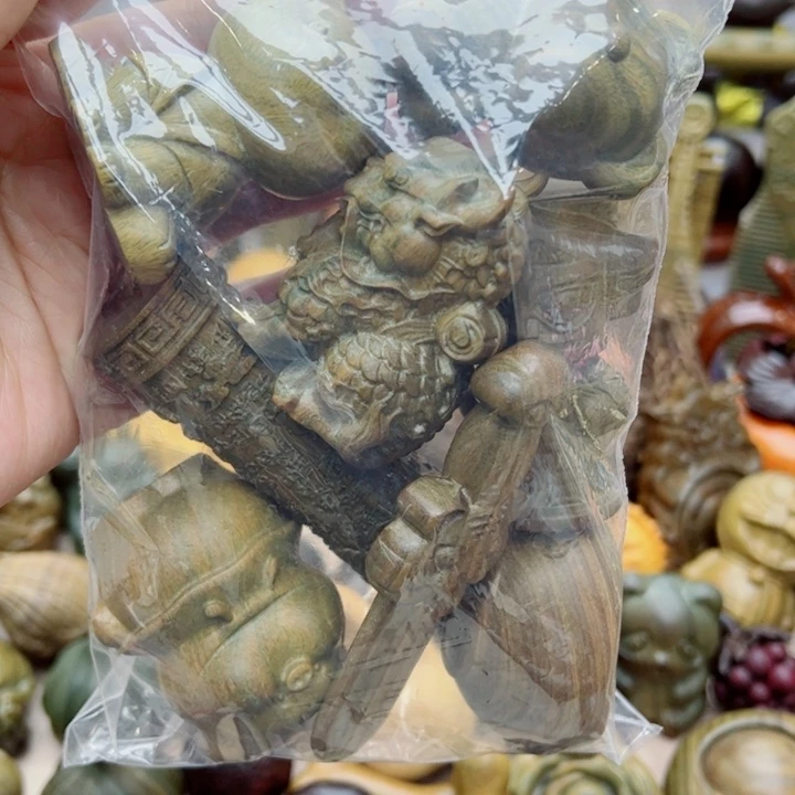 维腊木（绿檀）摆件