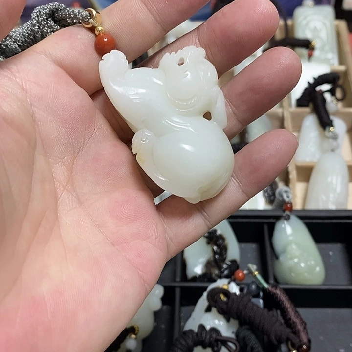 比***丘颈饰未镶嵌和田玉