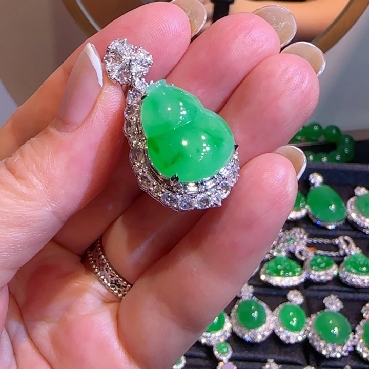 颈饰18K金镶嵌翡翠缅甸翡翠阳绿葫芦