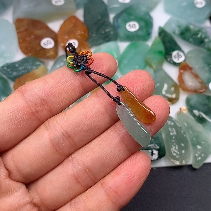 翡翠未镶嵌颈饰随型