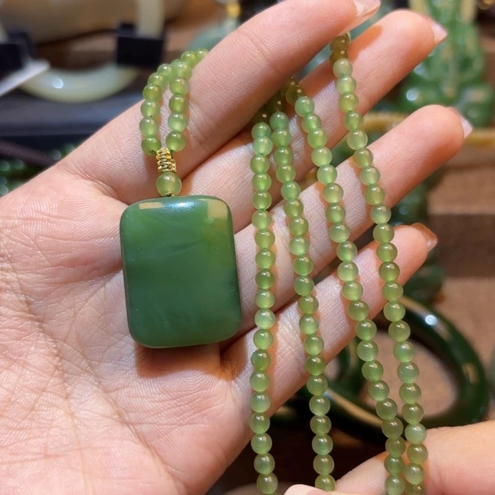 颈饰未镶嵌和田玉（碧玉）