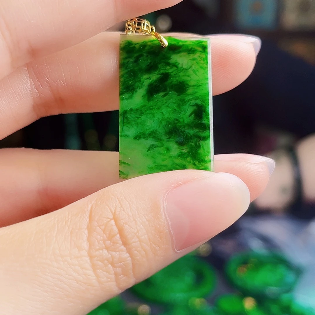 颈饰18K金镶嵌翡翠多样性