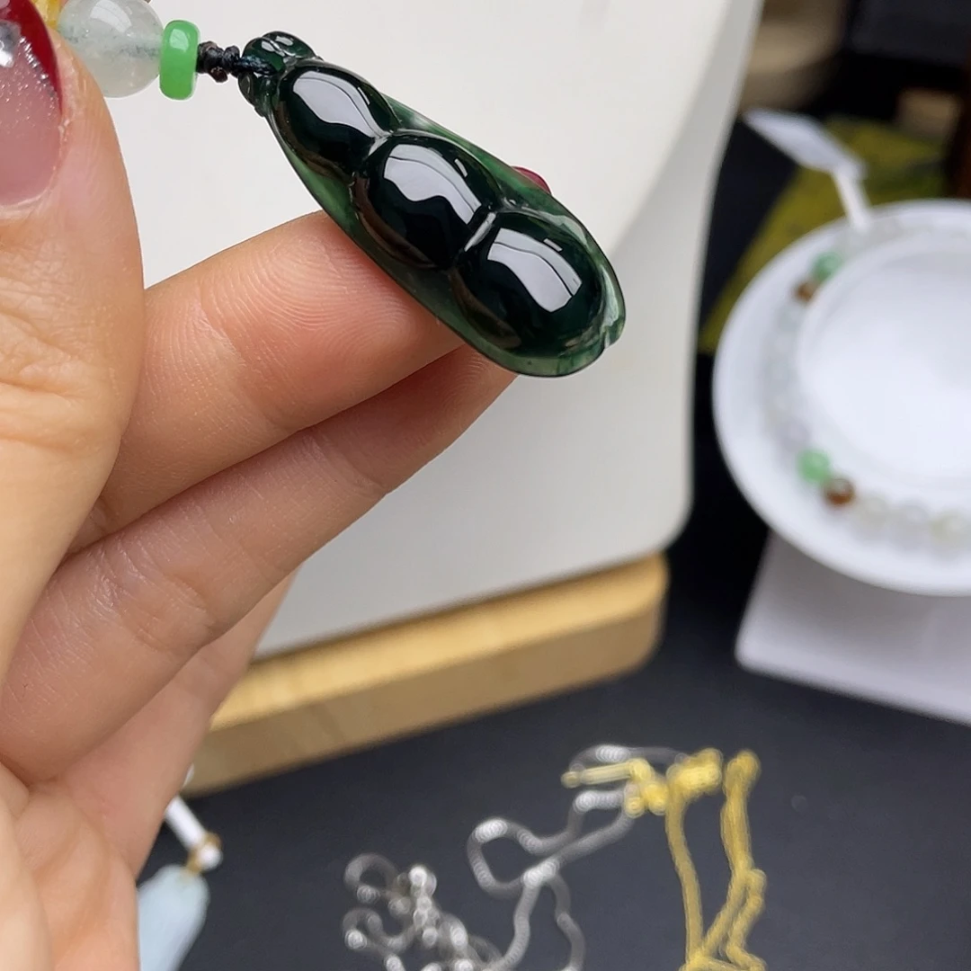 翡翠颈饰未镶嵌回流