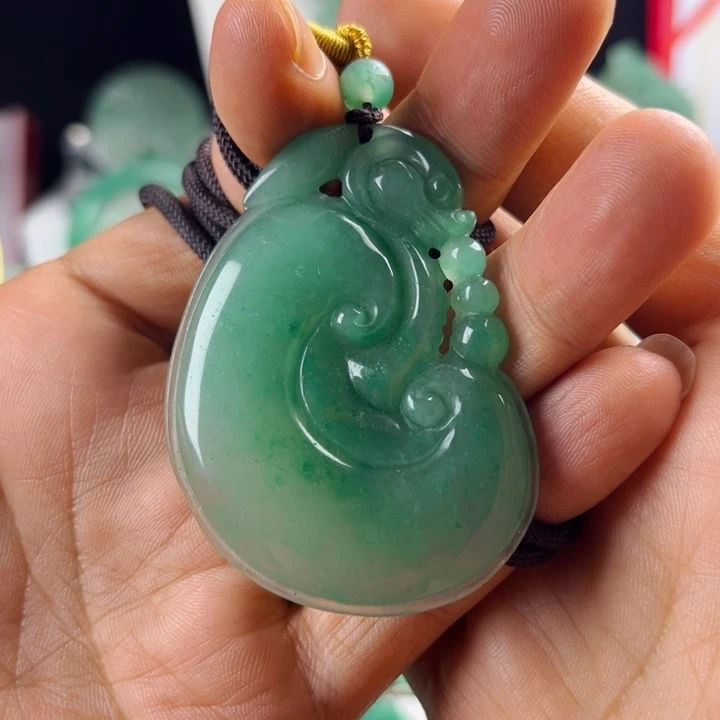 颈饰未镶嵌石英质玉