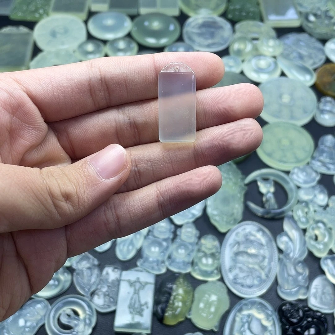 岫玉未镶嵌颈饰无事牌