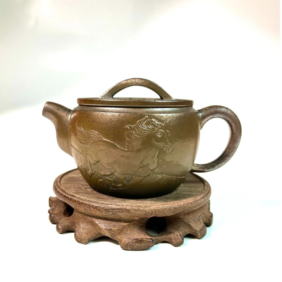 柴烧坭兴陶紫红泥一马当先浮雕刻绘200毫升网孔汉瓦壶