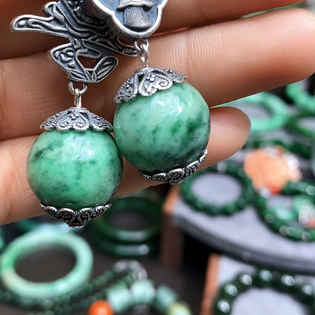 未镶嵌翡翠耳饰漂亮美眉