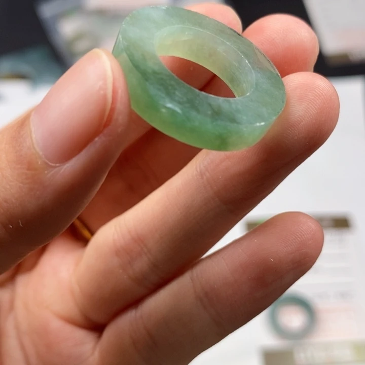 翡翠戒指未镶嵌姜*、翡翠戒指