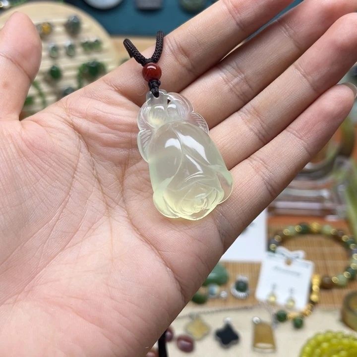蛇纹石玉未镶嵌颈饰