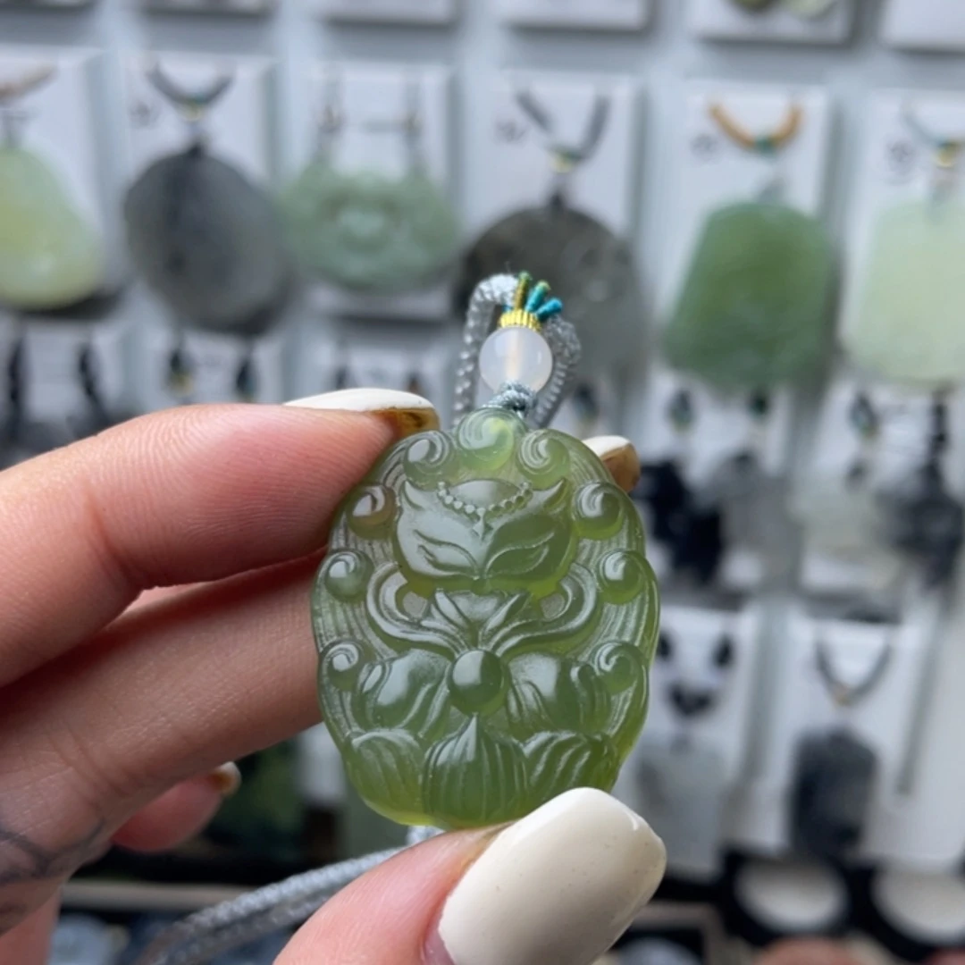 岫玉未镶嵌颈饰刀*狐狸