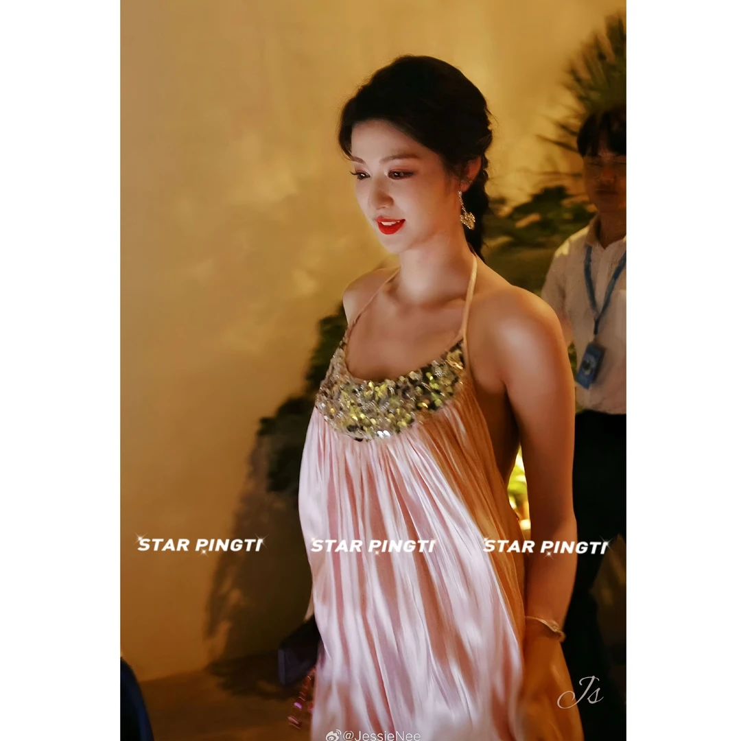 清冷系衣服挂脖连衣裙轻奢高级长裙生日礼服重工亮片度假缎面裙子