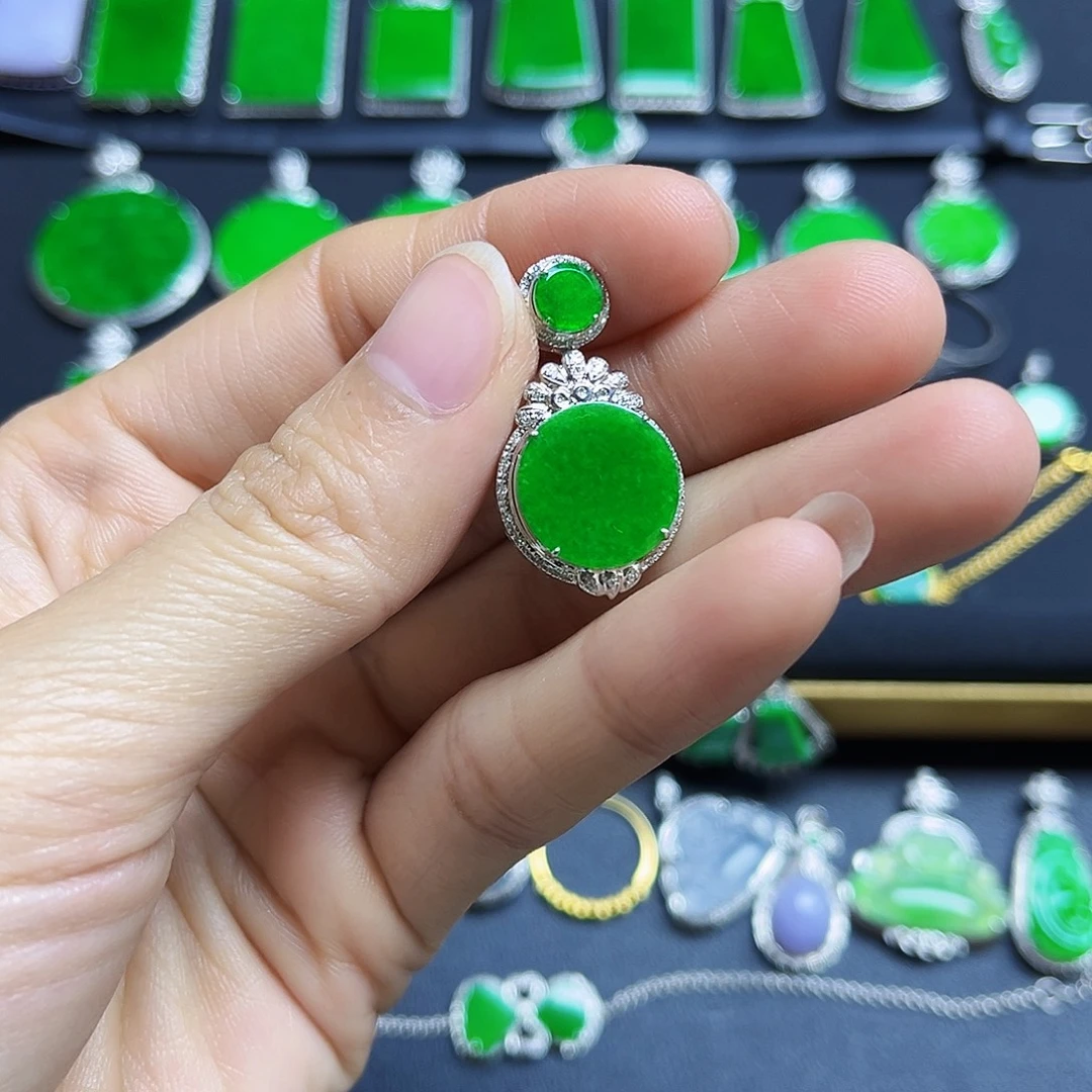 翡翠18K金镶嵌颈饰