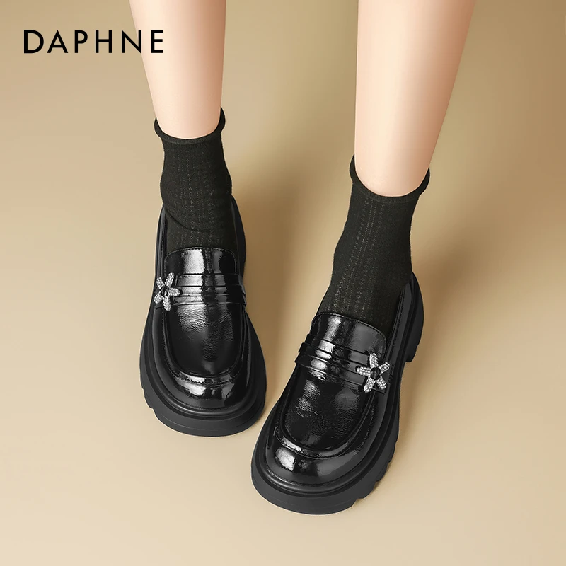 达芙妮黑色乐福鞋女2025秋冬新款贵气千金风亮面小个子厚底小皮鞋