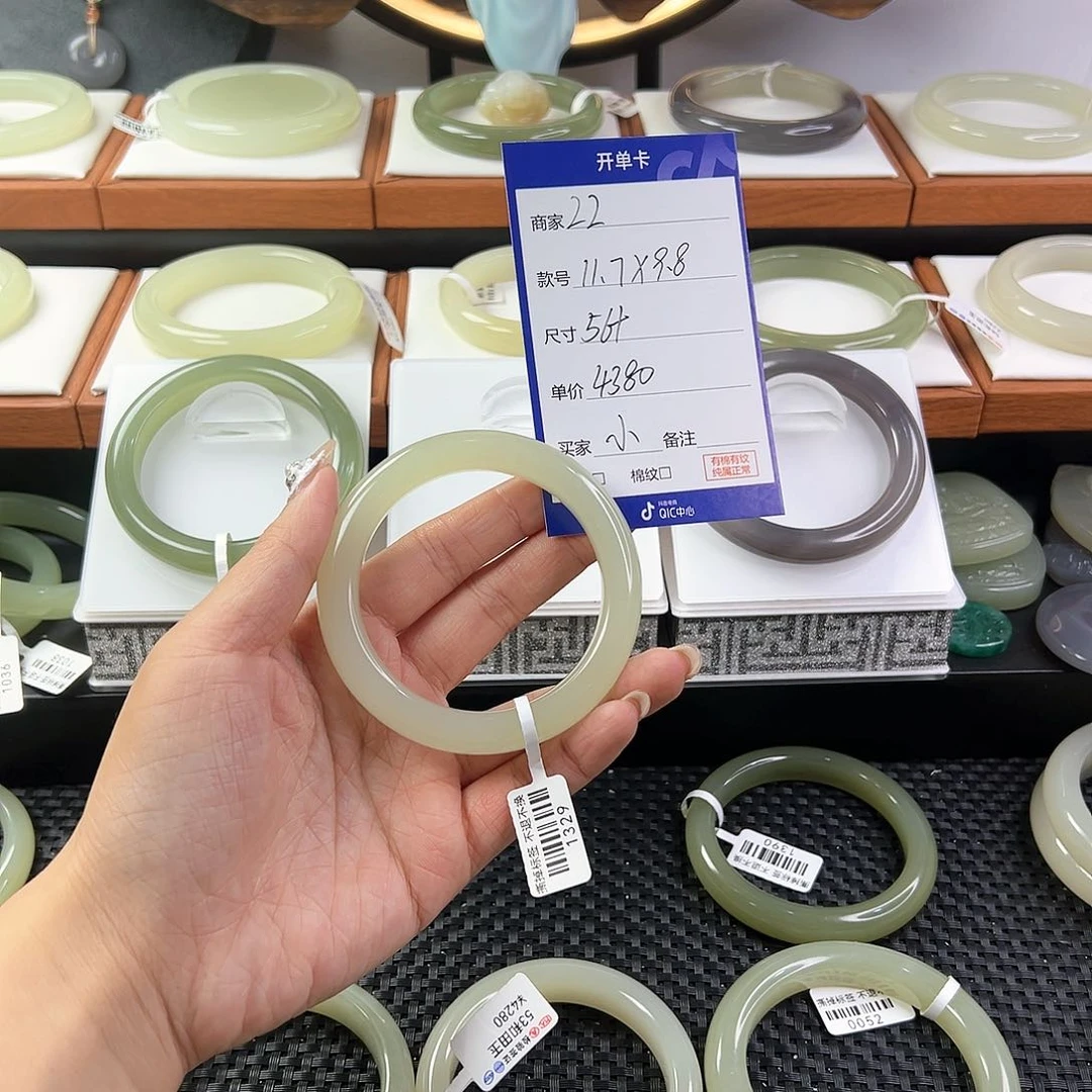 和田玉手镯未镶嵌小*辣