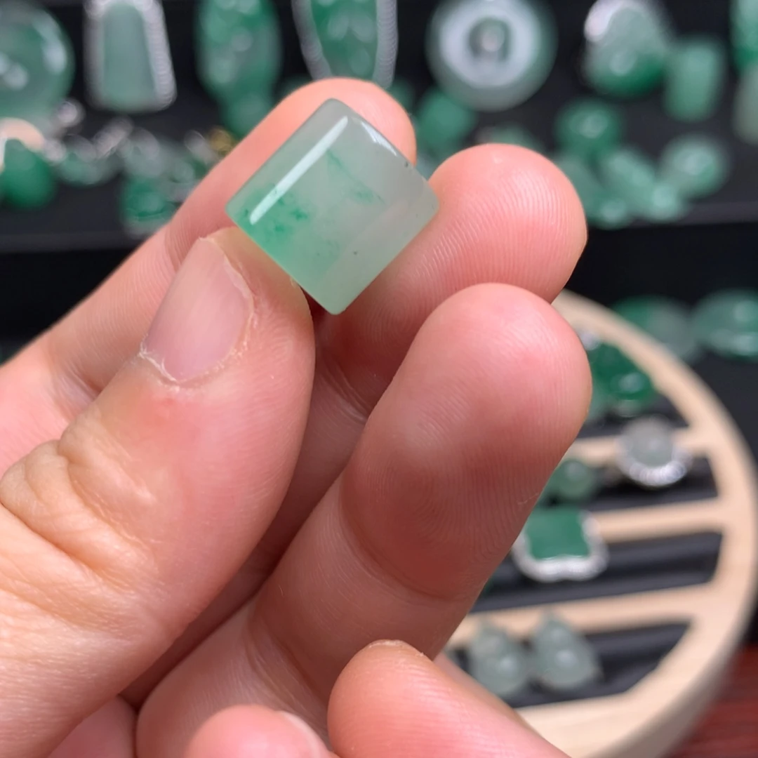 石英质玉（非洲翠）未镶嵌颈饰